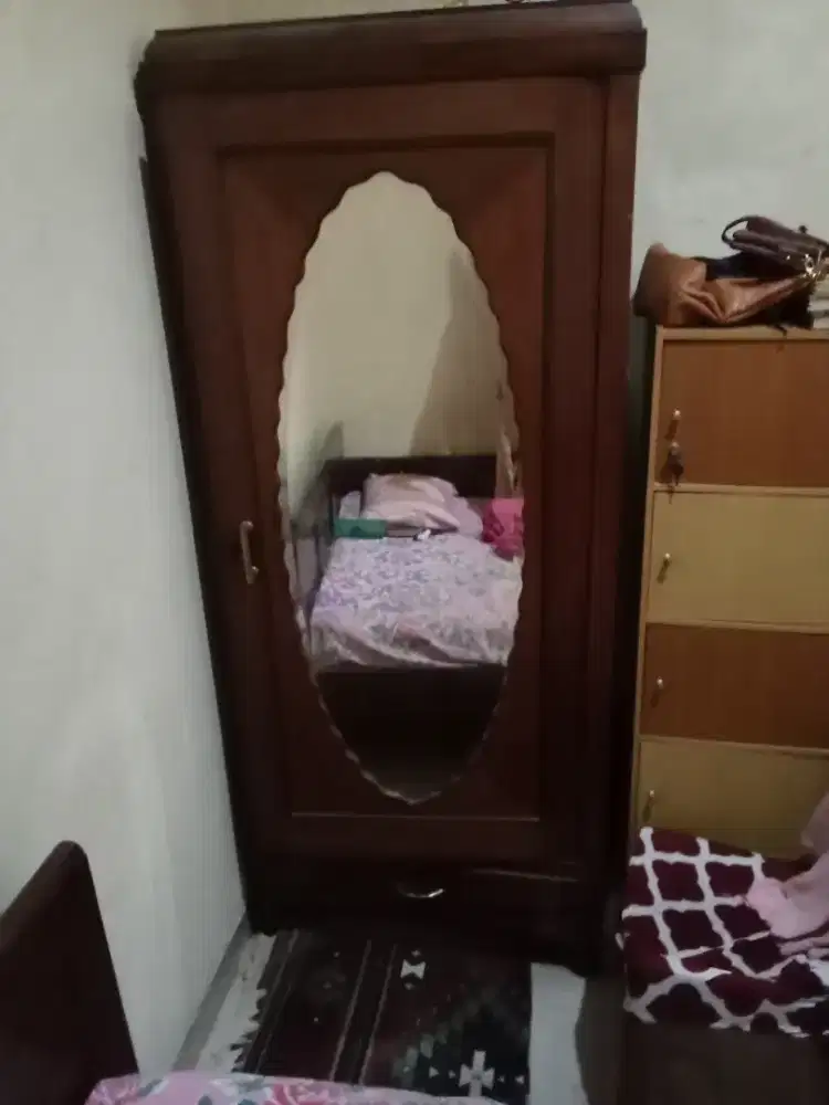 Lemari kayu jati.