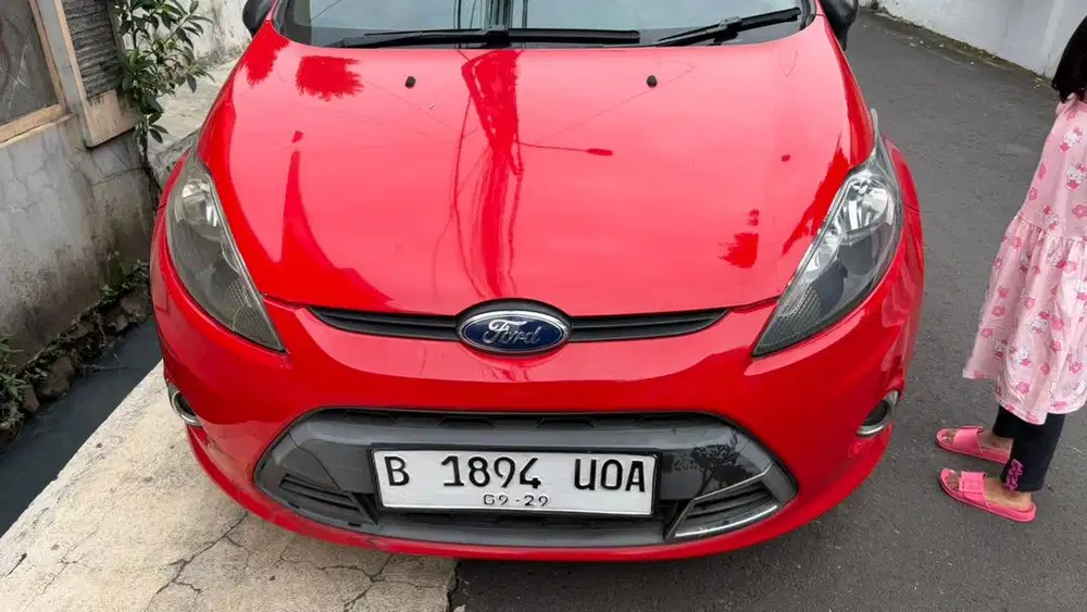 Mobil Ford Fiesta 2012 Merah