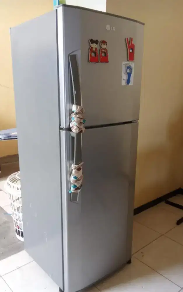 Kulkas LG 2 Pintu Warna Silver - Bekas, Masih Dingin dan Normal