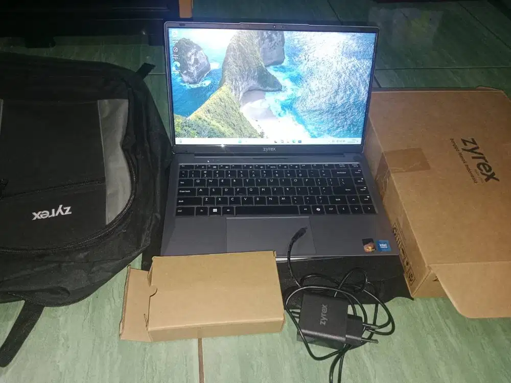 Dijual Laptop Zyrex kondisi mulus like new