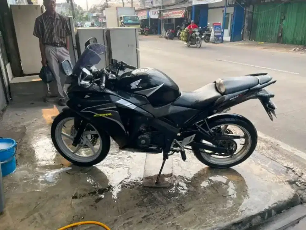 Di jual cbr 150 cbu thailand surat lengkap,pajak off 1x.