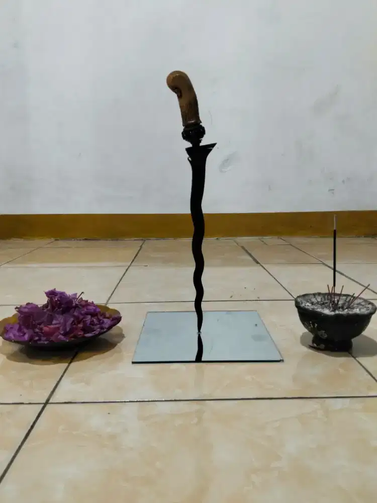 Keris Berdiri keseimbangan