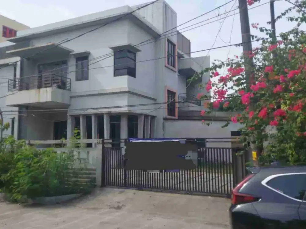 Dijual apa adanya Rumah di Kelapa gading Lahan luas posisi Hoek ,Kelapa Lilin VII, dekat jalan raya