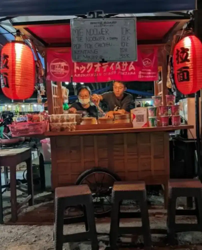 Dibutuhkan penjaga stand dimsum