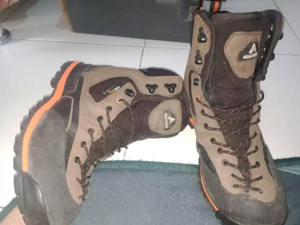 Sepatu Gunung Eiger