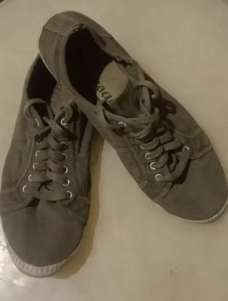 Tennis in khaki jeans from Zara