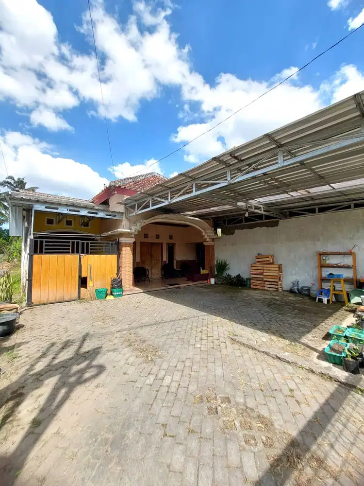 Rumah dengan Halaman Super Luas di Turi