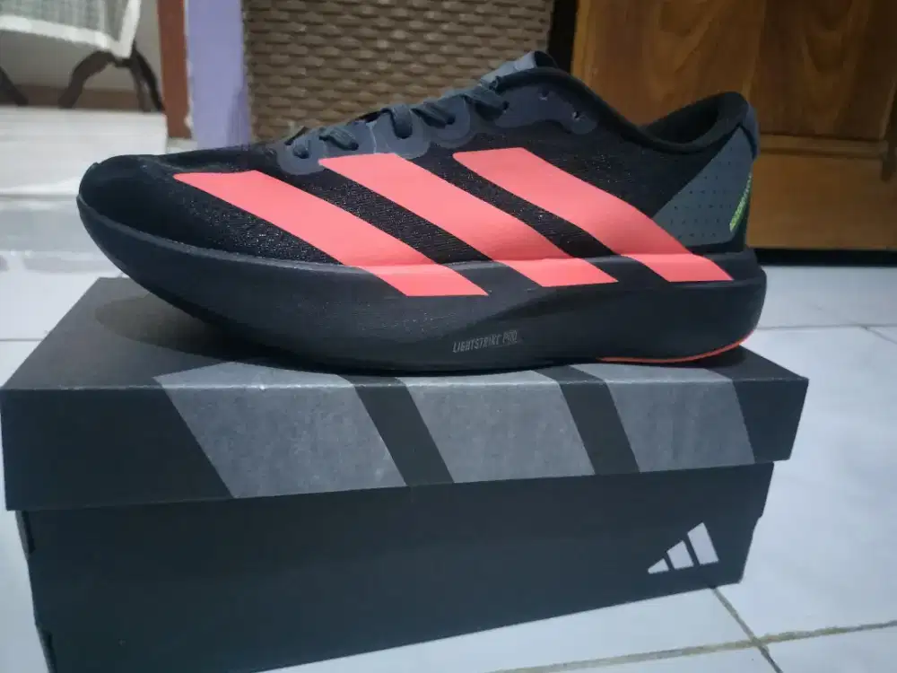 Sepatu jogging adizero
