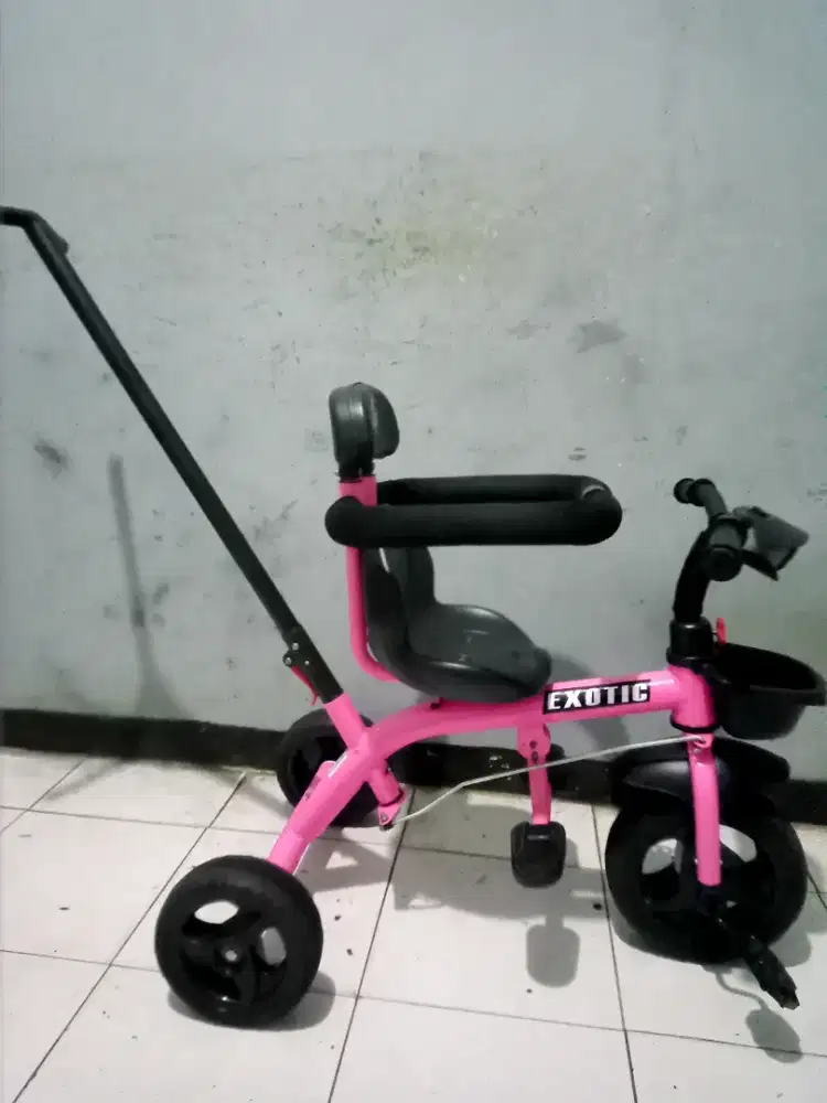 Dijual sepeda roda tiga anak merk EXOTIC kondisi msih bgus kker normal