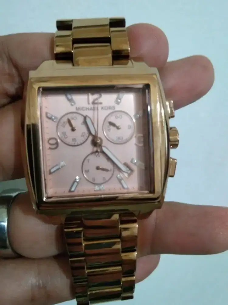 Jam tangan wanita Michael Kors solid gold