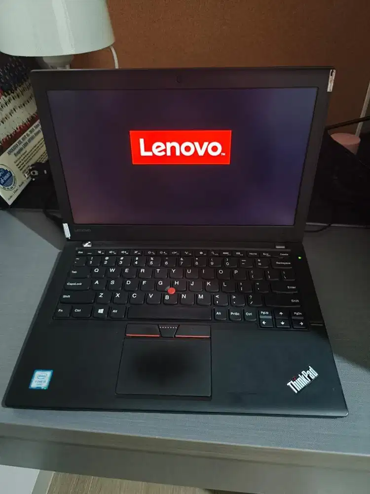 Laptop lenovo hitam