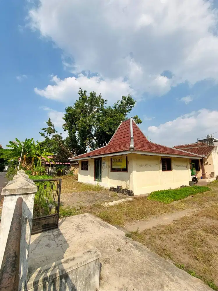 Rumah Model Klasik dengan Halaman Luas di Lingkungan Kraton