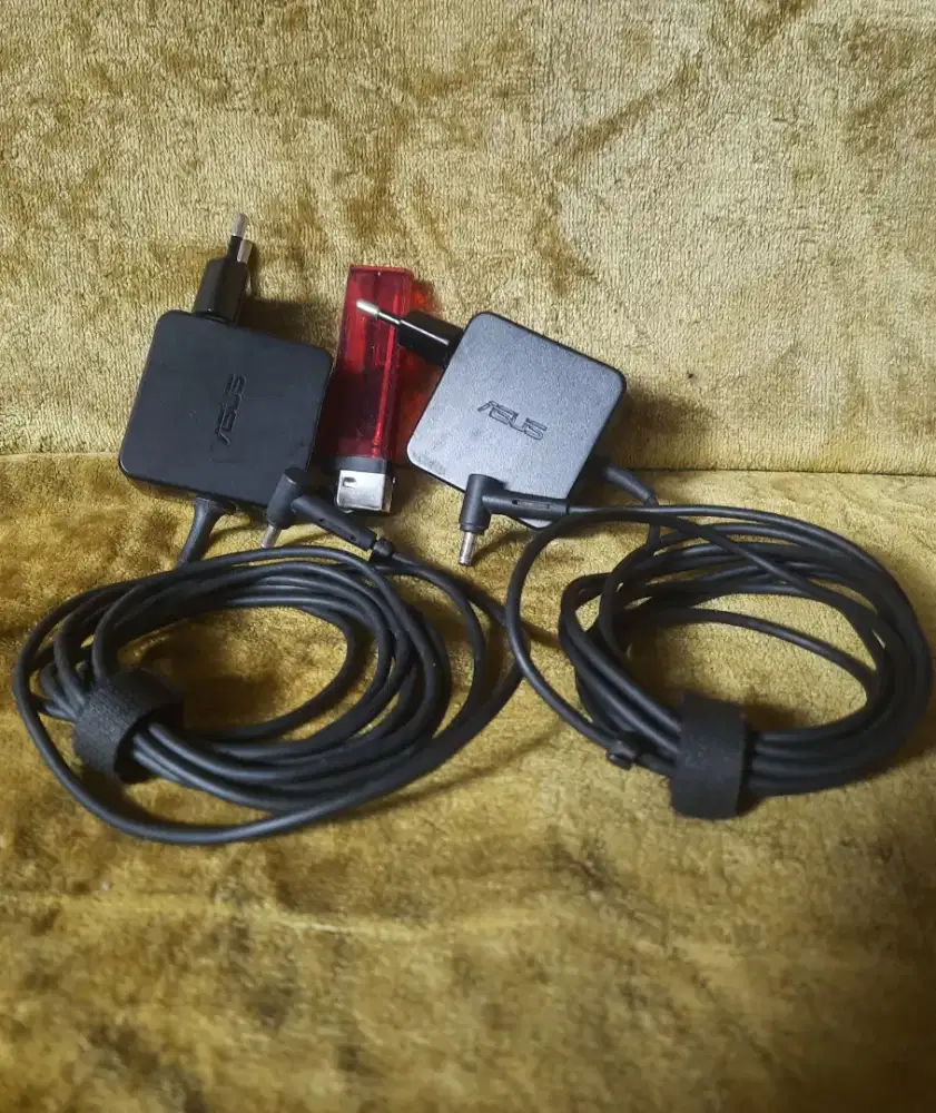 Charger ori bawaan notebook Asus output 19V 1,75A colokan kecil second