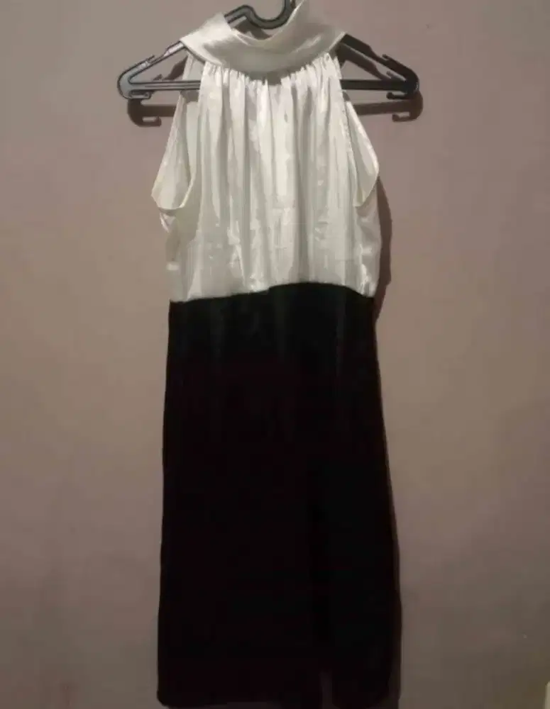 Dress satin hitam putih