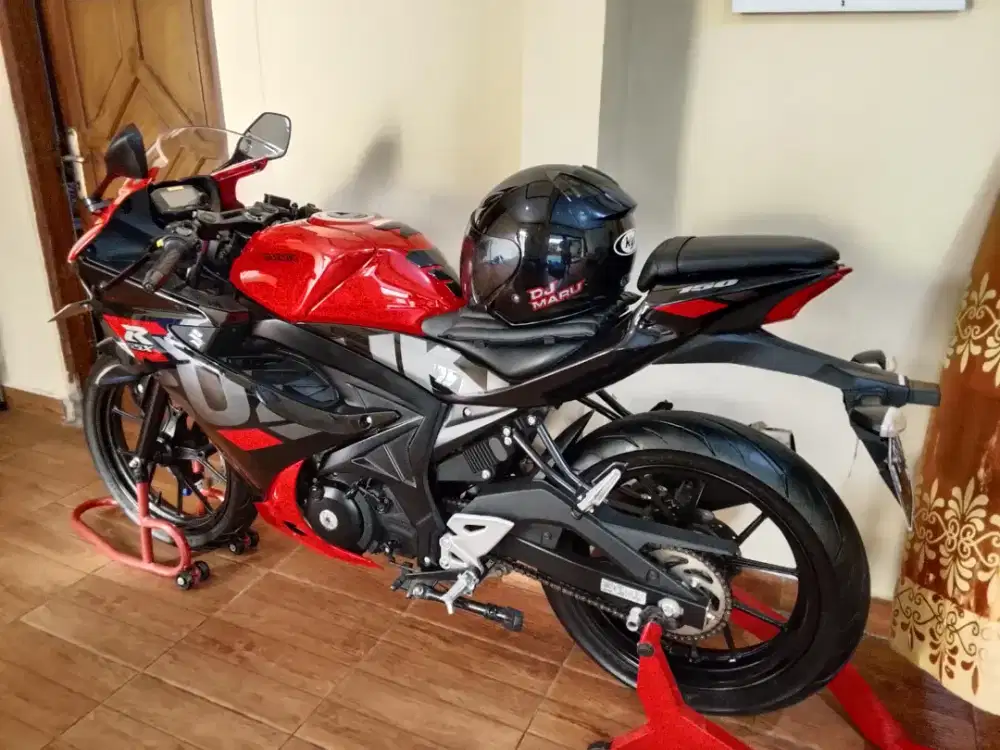 Dijual Suzuki GSX R 150, simpanan, low km, 2022, merah hitam