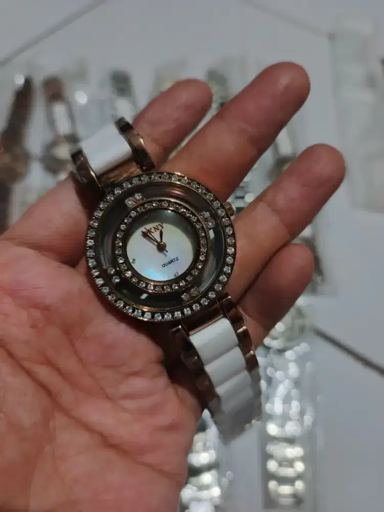 Jam tangan wanita ada 11pcs