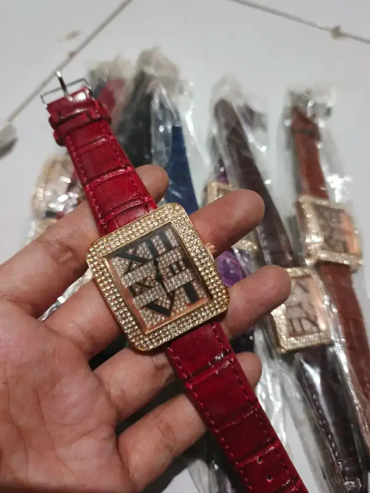 Jam tangan wanita ada 9pcs