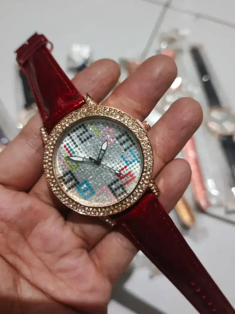Jam tangan wanita ada 12pcs