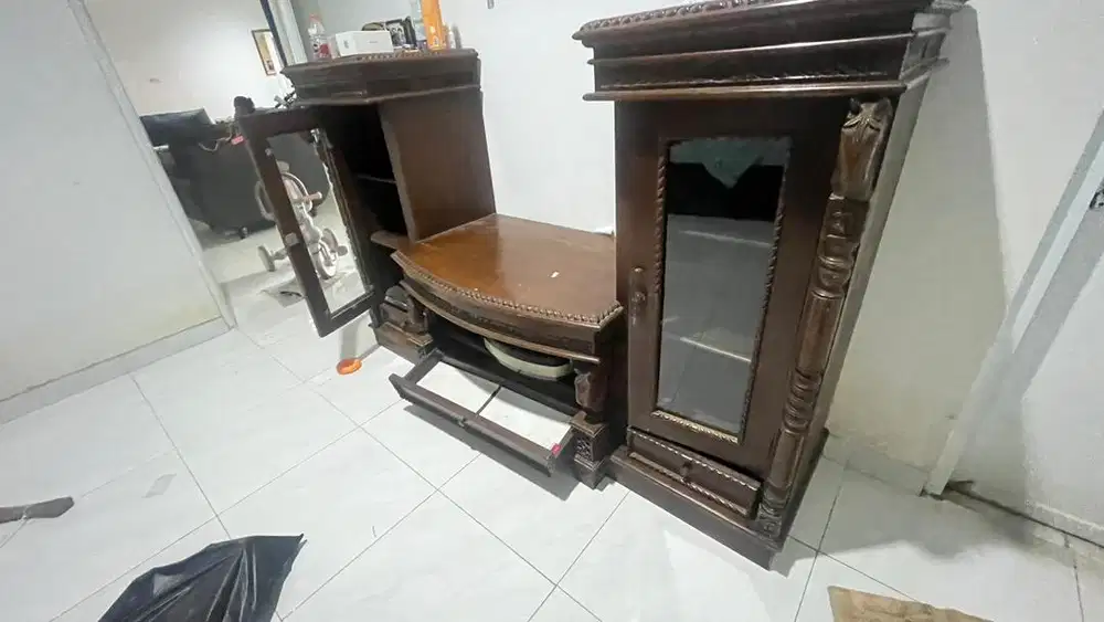 Lemari jati rak 6 kepala kuda