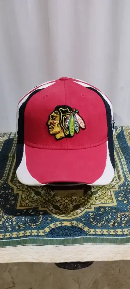 Bil Up Reebok
 Chicago Blackhawks
Size L
Full tag