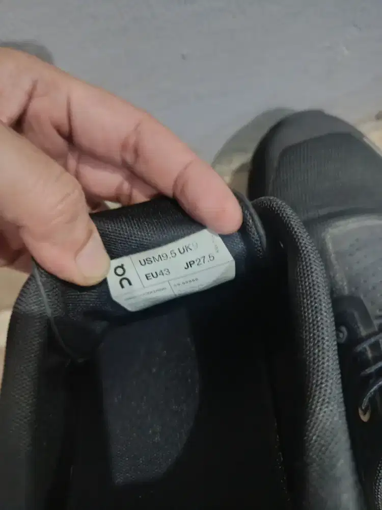 Dijual sepatu on cloud