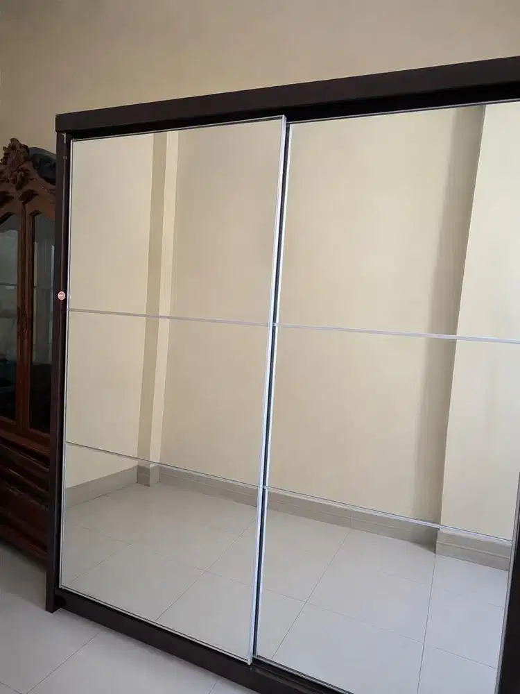 Lemari baju pintu kaca