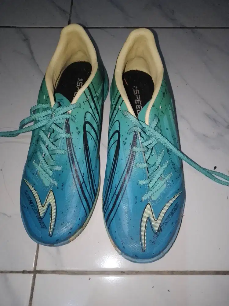 Sepatu futsal SPECS accelerator lightspeed 4 second tidak ada dus