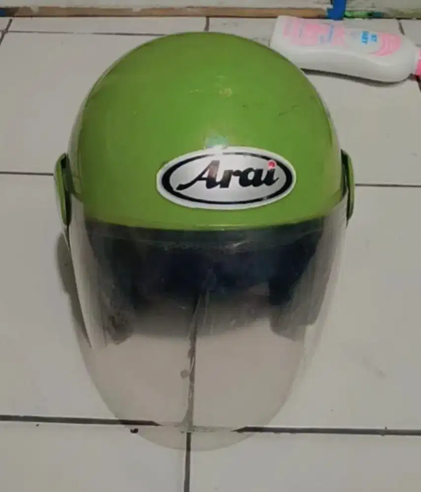 Helm merek arai