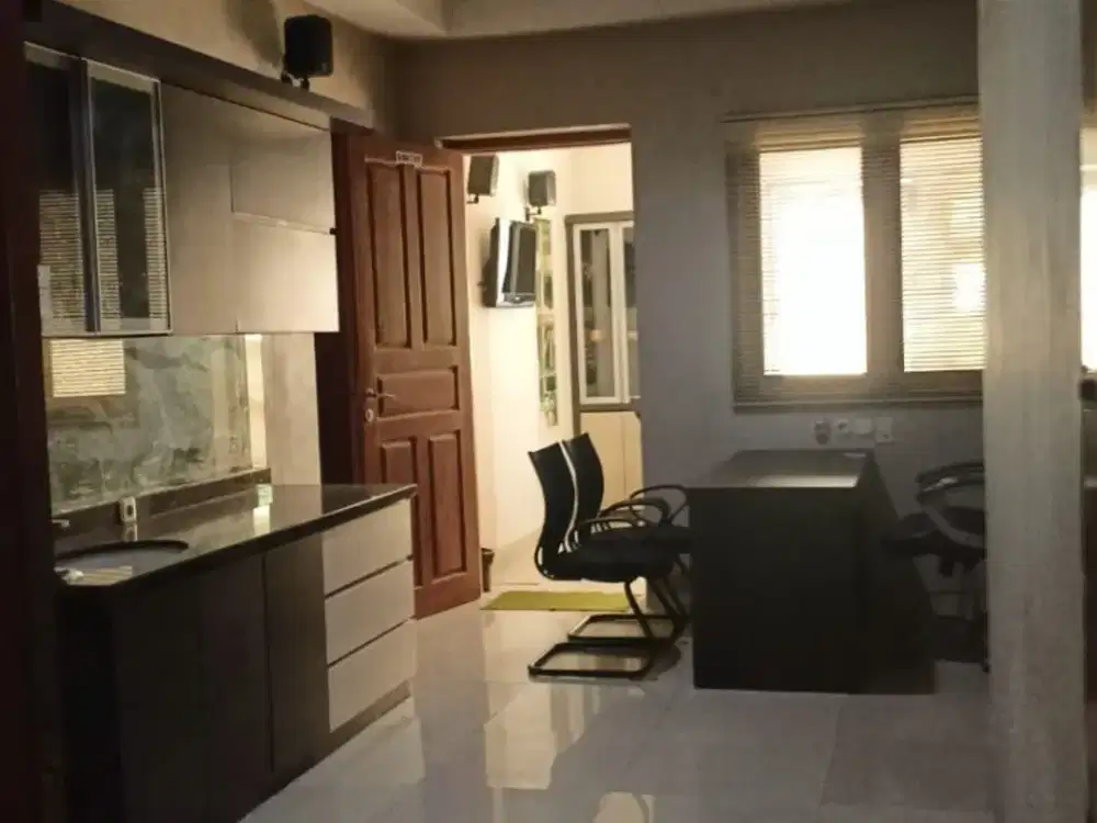 Disewakan Rumah di Manyar Tompotika dekat Galaxy Mall