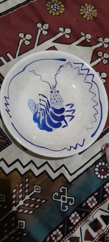 Piring keramik antik motif udang