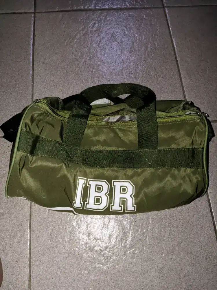 tabung olahraga atau duffel bag berwarna hijau army