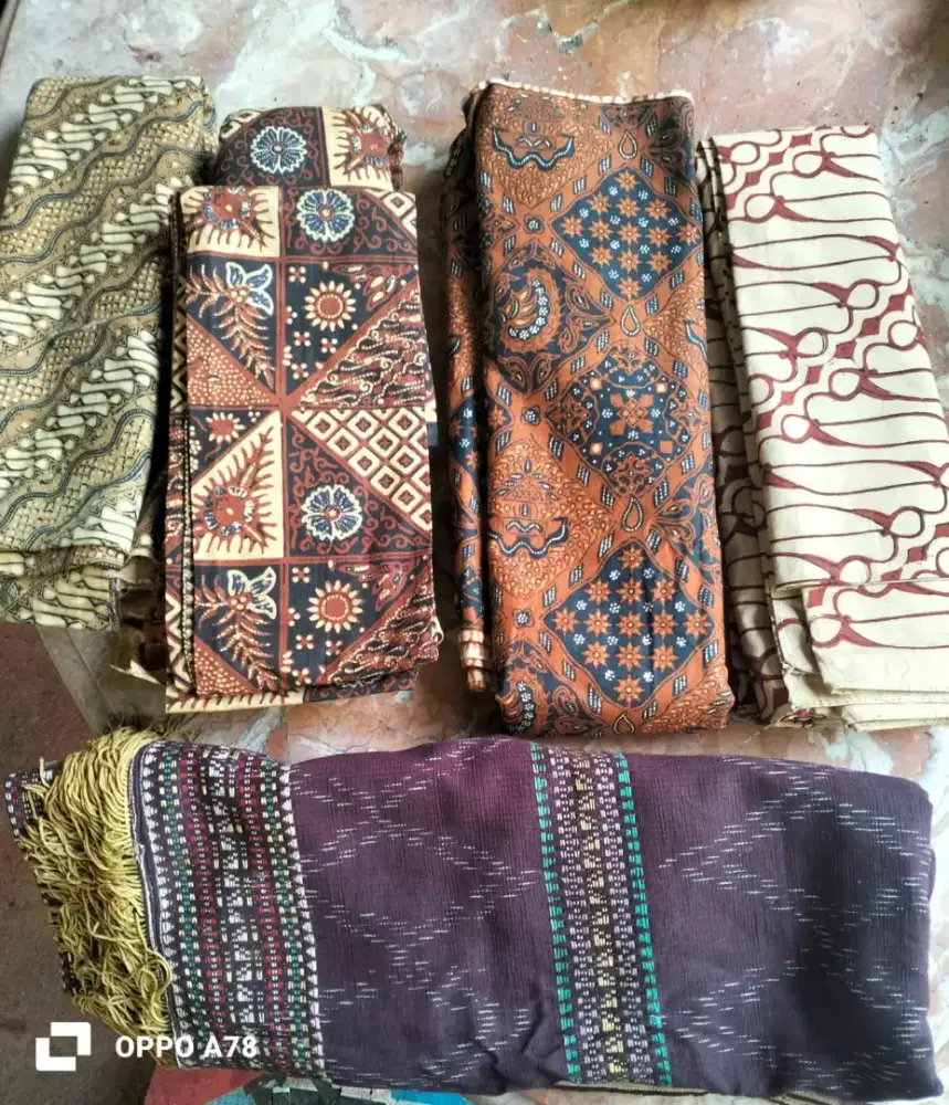 4 kain batik + 1 kain ulos