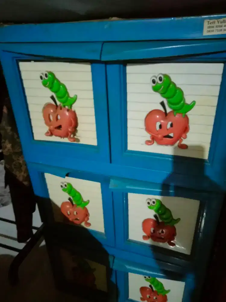 Dijual lemari pajangan