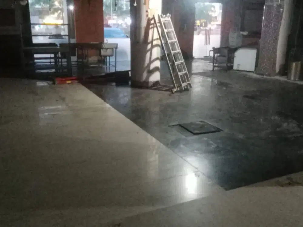 Disewakan ruko gandeng 3 unit tidak terpisah ex restaurant di Jalan Boulevard Barat Raya Jakarta Utara