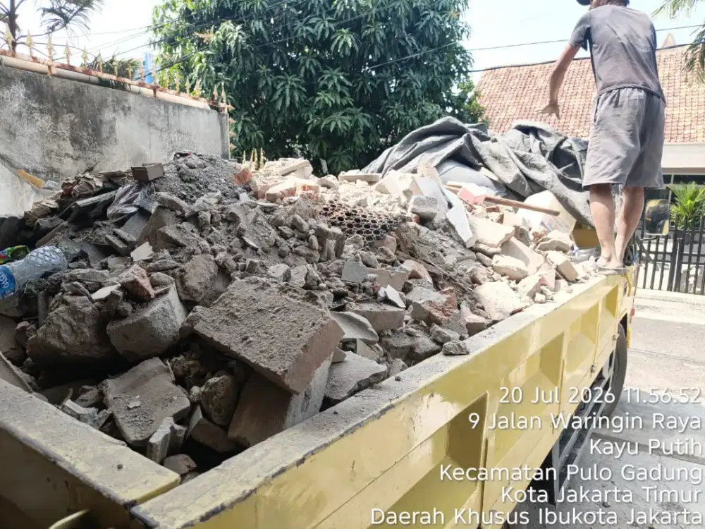 Buang puing  dan tanah