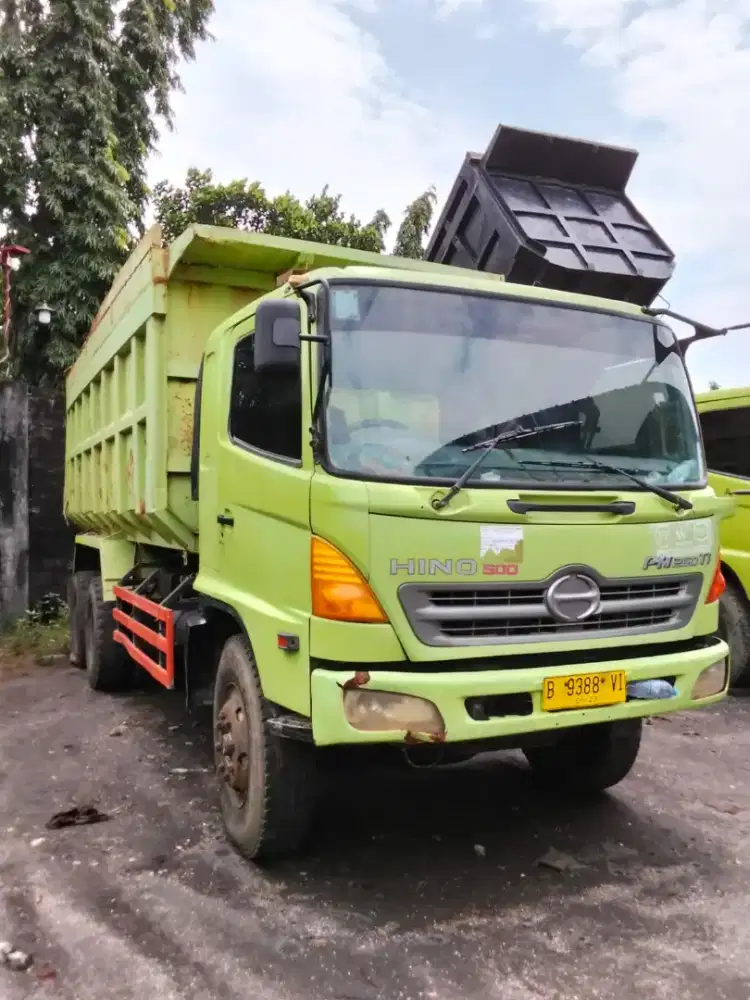 Sopir Dumptruk Hino 10 roda