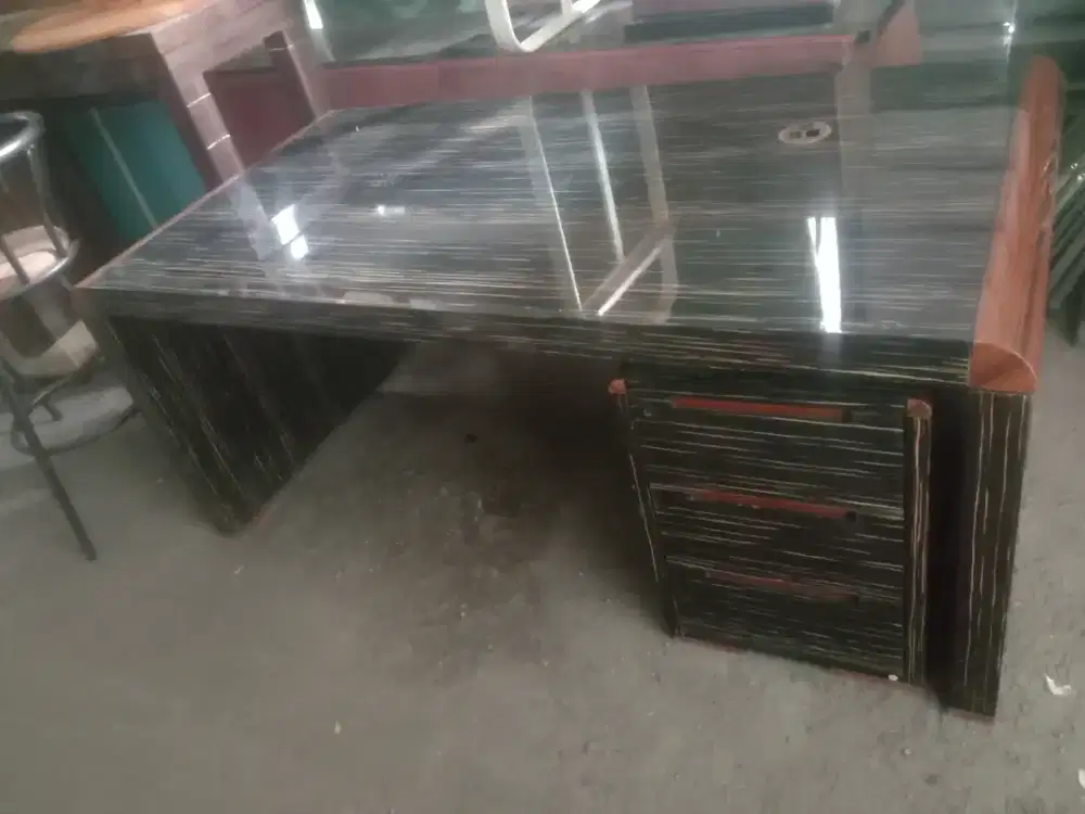 Meja manager,meja besar