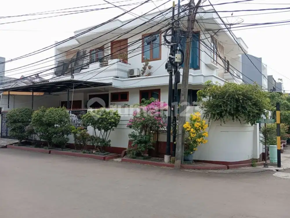 Rumah Hoek 2 Lantai 6 Kamar Tidur Di Kelapa Gading Shm