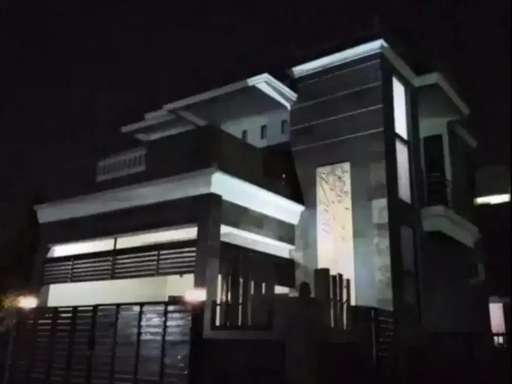 DIJUAL RUMAH STRATEGIS KAWASAN PERDAGANGAN BISA UNTUK USAHA DEKAT SUHAT