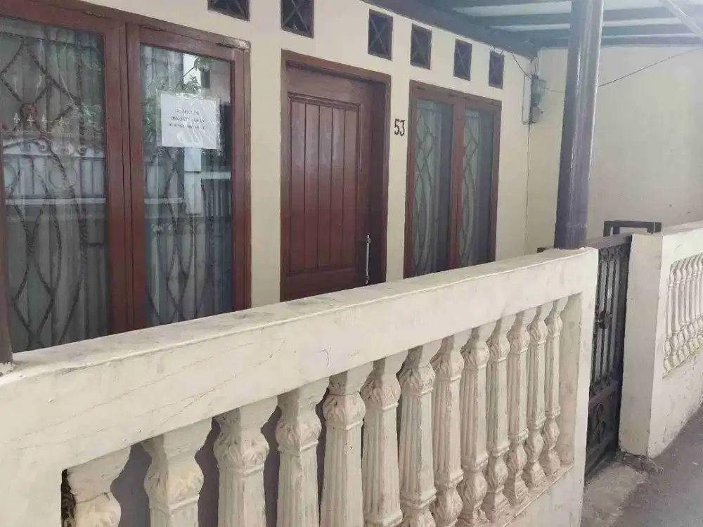 Disewakan Rumah 3 KT 2 KM Dekat TipTop, Pasar & Stasiun Jatinegara