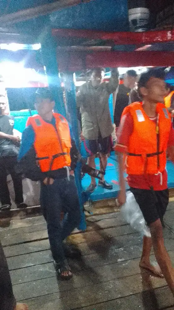 ABK kapal nelayan mancing cumi dan ikan