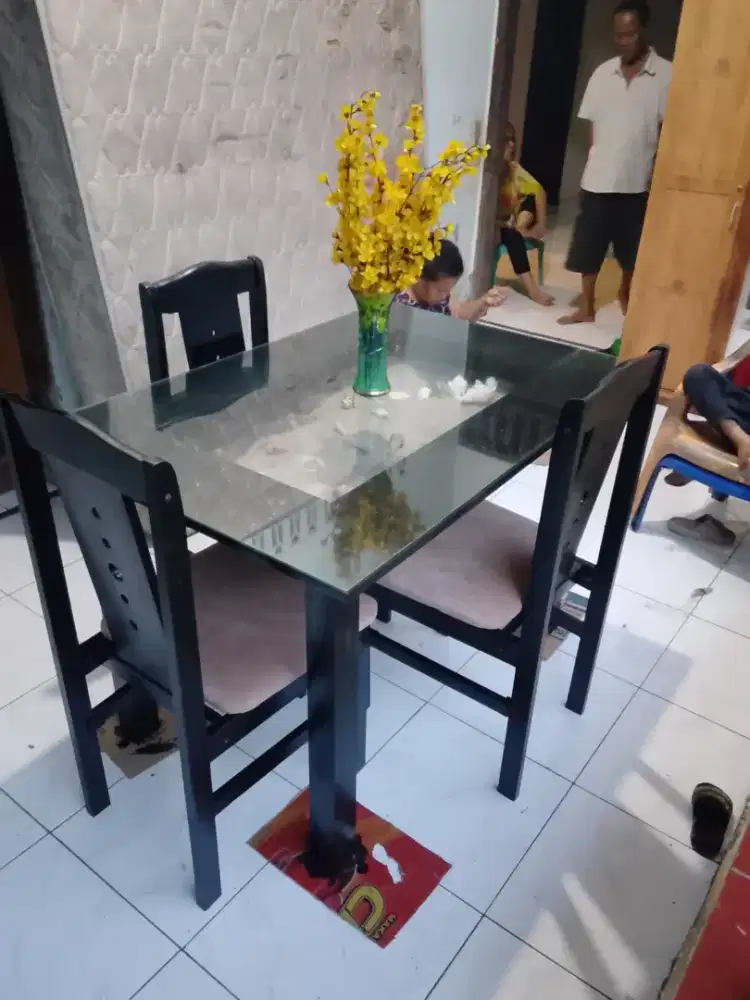Meja mkan 4 kursi kayu solid
