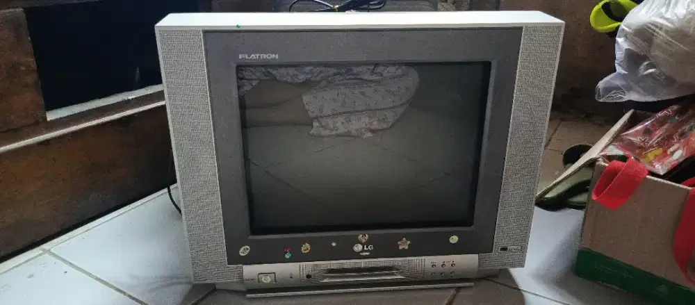 Di jual tv tabung masih nyala cuma tidak ada remot