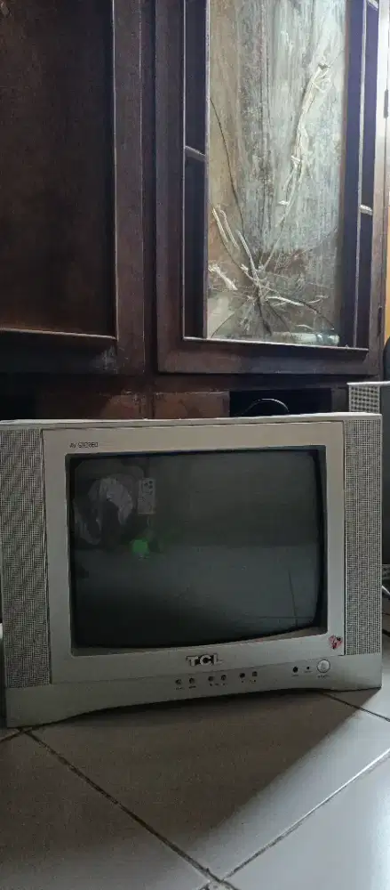 Di jual tv TCL masih nyala cuma tidak ada remot