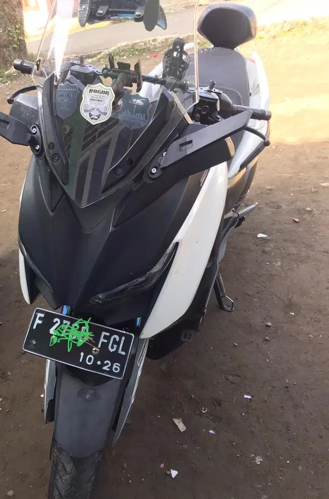 Di jual Motor Xmax 2017 build up warna putih n hitam dop