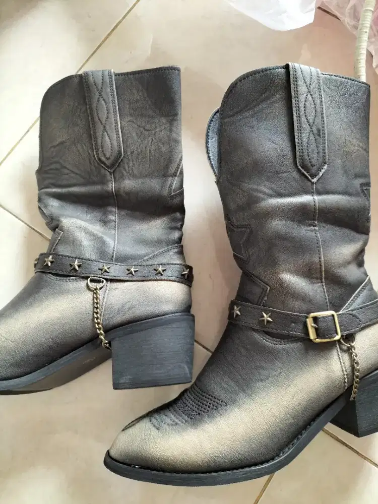 Sepatu boot wanita
