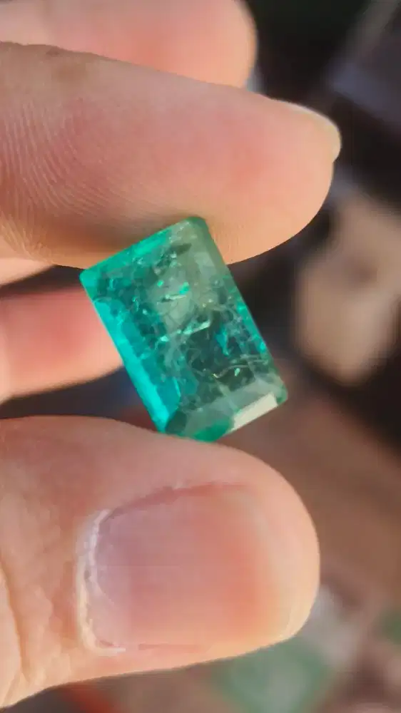 Sintetis emerald (tiruan jamrud)