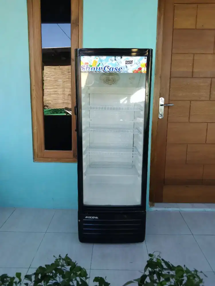 Showcase atau lemari pendingin
