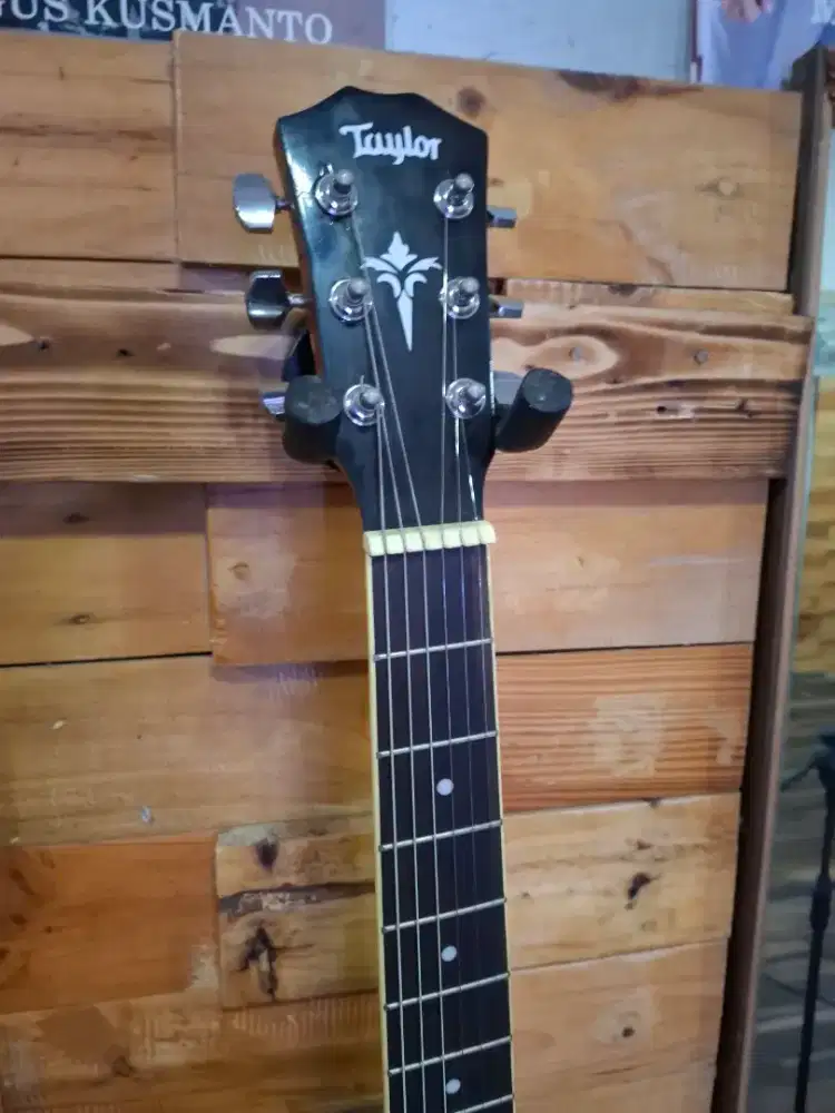 Gitar acustik taylor
