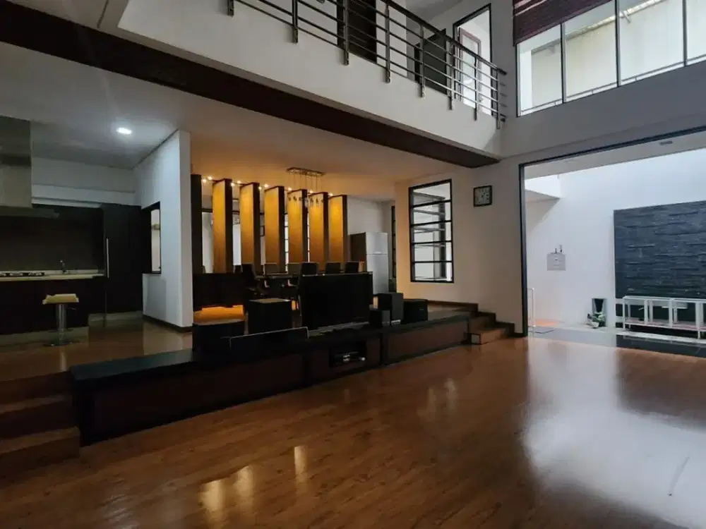 Rumah minimalis Bukit Gading Mediterania Kelapa Gading depan taman
